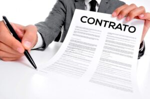 Homem de terno assinando contrato jurídico, simbolizando formalização de acordo legal, comum em negócios imobiliários e consultorias jurídicas.